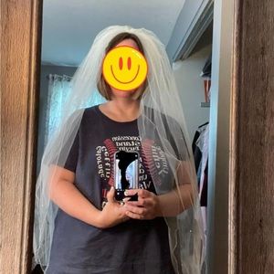 3-layer, fingertip length, ivory veil BRAND NEW. Sparse rhinestones throughout.